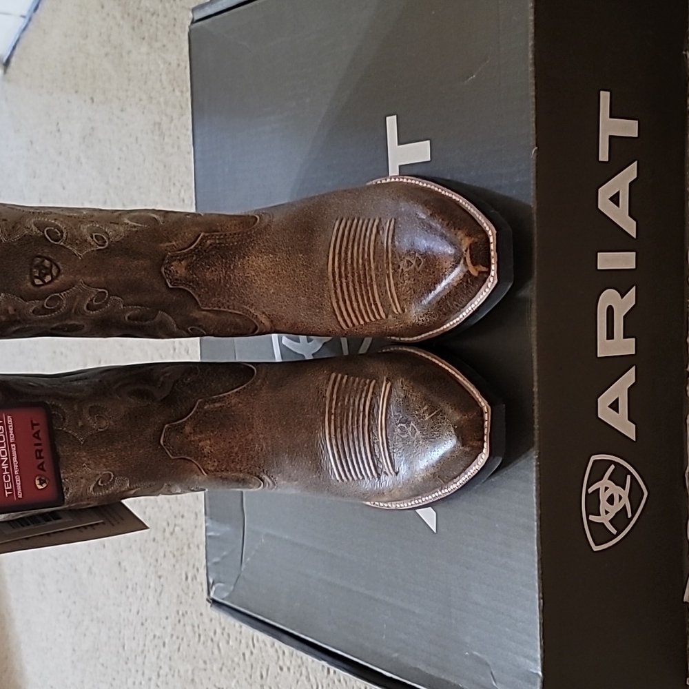 ARIAT - NWT - Size 8 - Brown leather boots